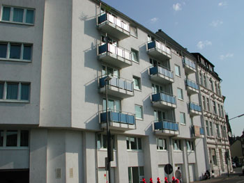 30 Wohneinheiten im sozialen Wohnungsbau
Baujahr 1997 - rheinnah zwischen Messe und E-Werk gelegen.