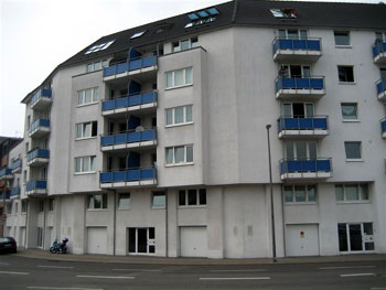 30 Wohneinheiten im sozialen Wohnungsbau
Baujahr 1997 - rheinnah zwischen Messe und E-Werk gelegen.