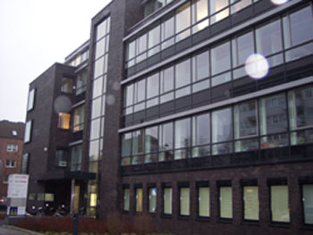 Modernes hochwertig ausgebautes Bürogebäude mit Ärzten, Architekten, Marketing- und Beratungsfirmen.